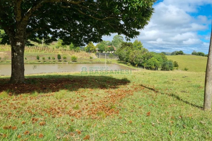 Chácara com 250m², 3 dormitórios, no bairro Criúva em Caxias do Sul para Comprar