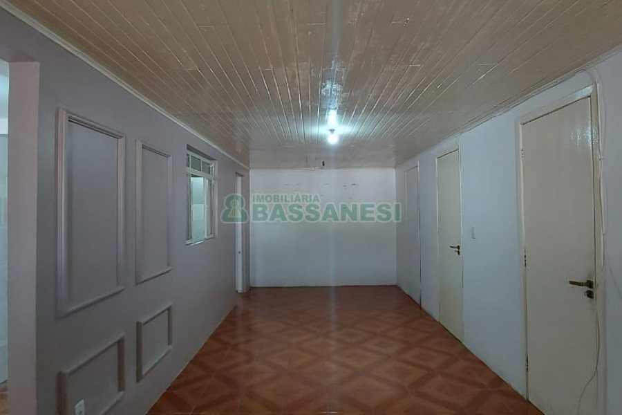 Casa com 80m², 2 dormitórios, 1 vaga, no bairro Kayser em Caxias do Sul para Alugar