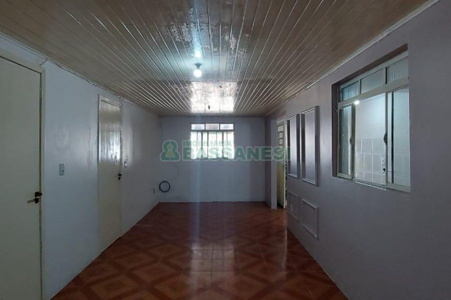 Casa com 80m², 2 dormitórios, 1 vaga, no bairro Kayser em Caxias do Sul para Alugar