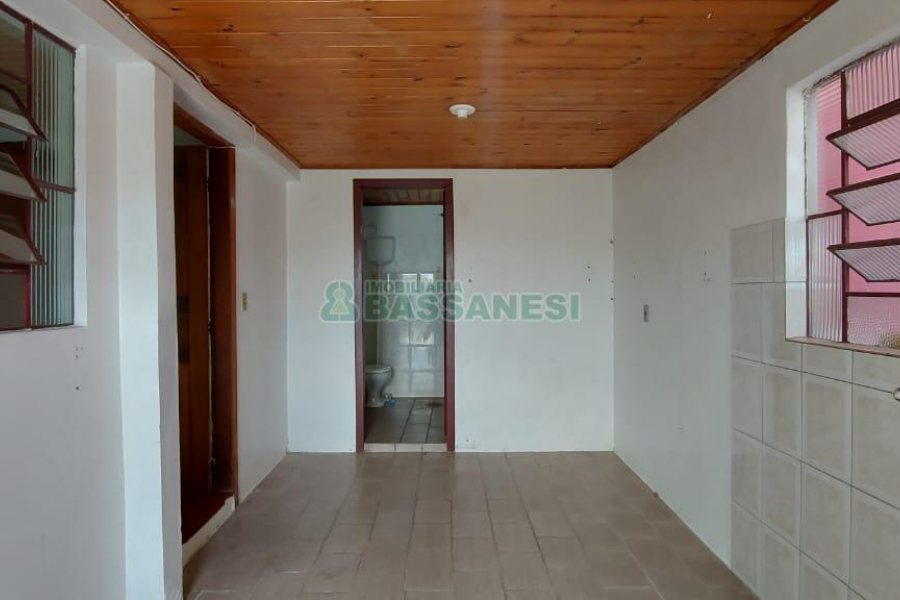 Casa com 80m², 2 dormitórios, 1 vaga, no bairro Kayser em Caxias do Sul para Alugar