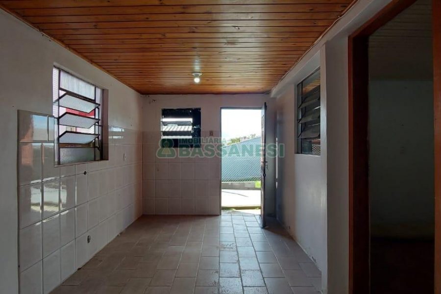 Casa com 80m², 2 dormitórios, 1 vaga, no bairro Kayser em Caxias do Sul para Alugar