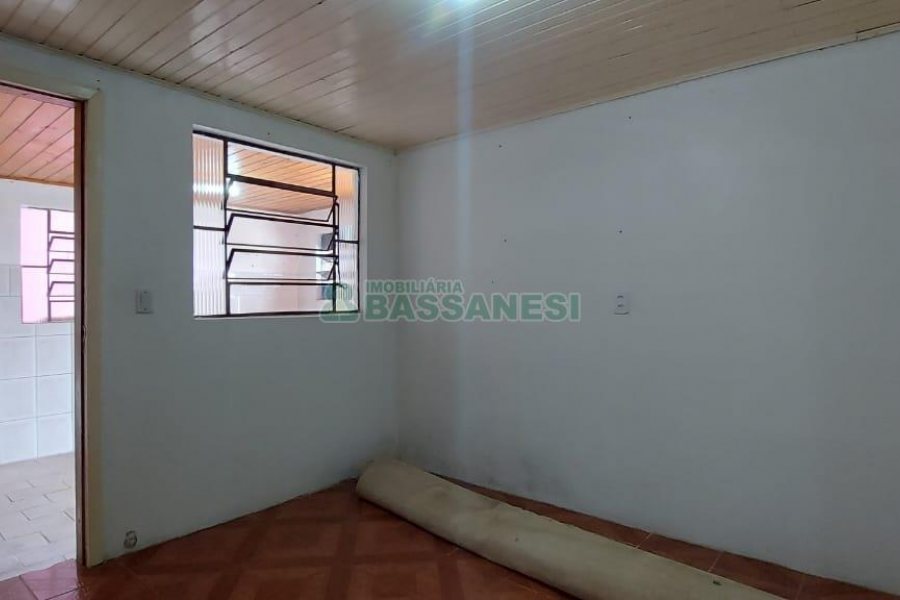 Casa com 80m², 2 dormitórios, 1 vaga, no bairro Kayser em Caxias do Sul para Alugar