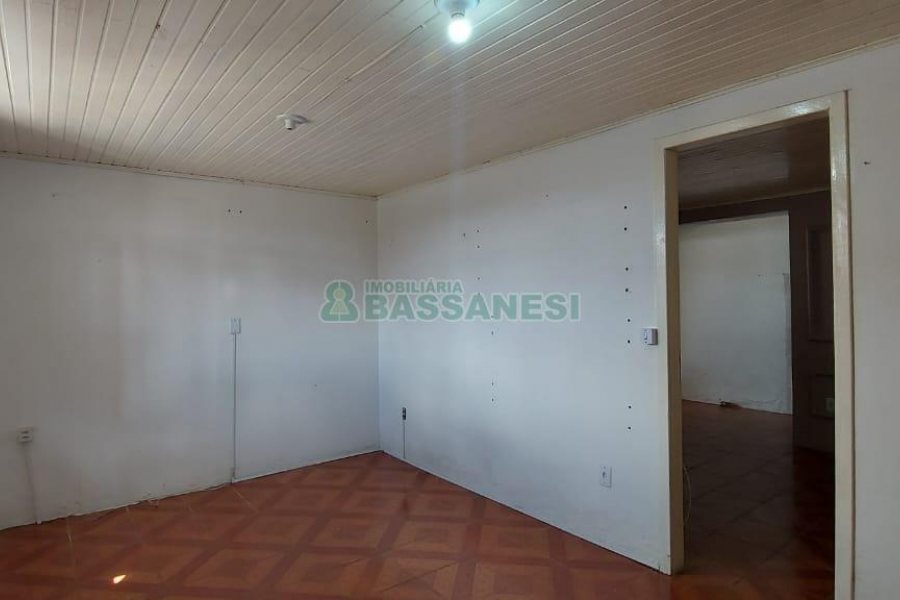 Casa com 80m², 2 dormitórios, 1 vaga, no bairro Kayser em Caxias do Sul para Alugar