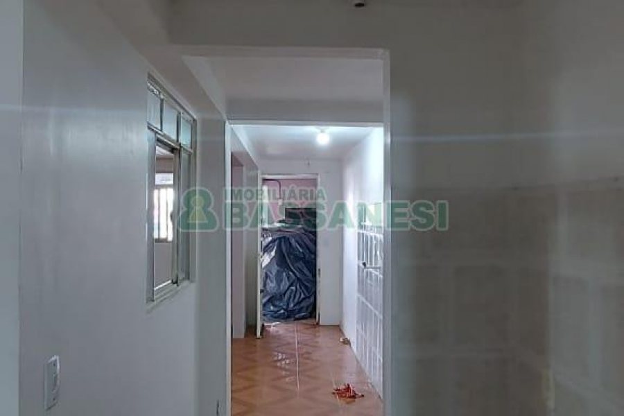 Casa com 80m², 2 dormitórios, 1 vaga, no bairro Kayser em Caxias do Sul para Alugar