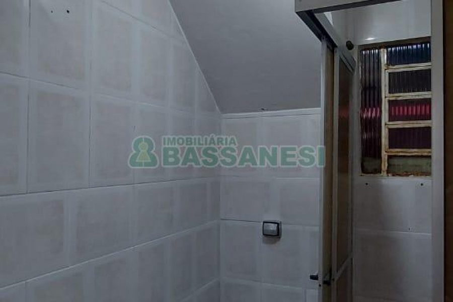 Casa com 80m², 2 dormitórios, 1 vaga, no bairro Kayser em Caxias do Sul para Alugar