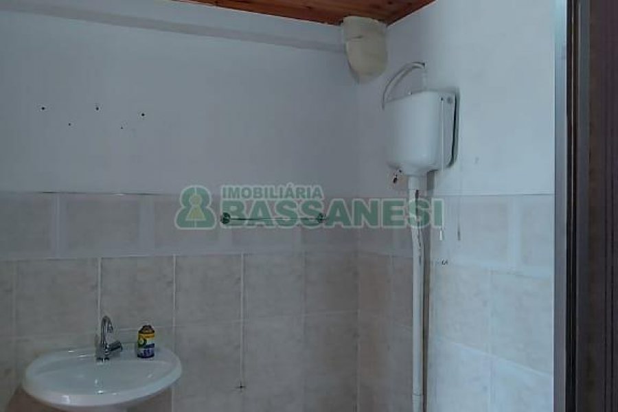 Casa com 80m², 2 dormitórios, 1 vaga, no bairro Kayser em Caxias do Sul para Alugar