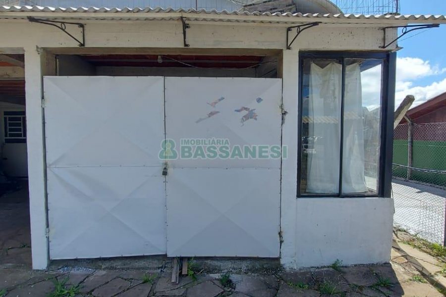 Casa com 80m², 2 dormitórios, 1 vaga, no bairro Kayser em Caxias do Sul para Alugar