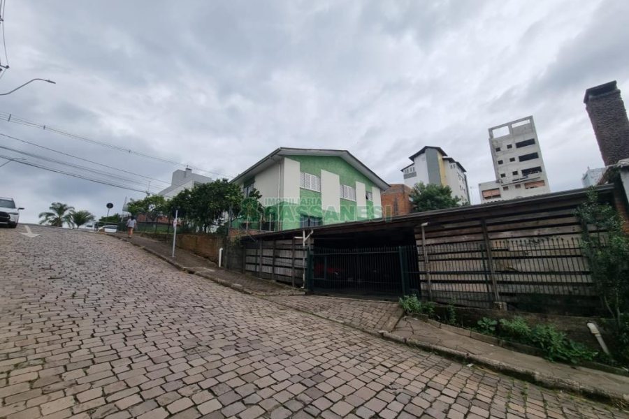 Casa com 200m², 3 dormitórios, 6 vagas, no bairro Cruzeiro em Caxias do Sul para Comprar