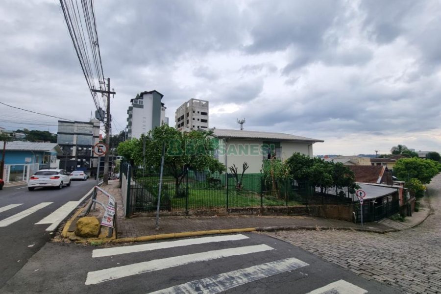 Casa com 200m², 3 dormitórios, 6 vagas, no bairro Cruzeiro em Caxias do Sul para Comprar