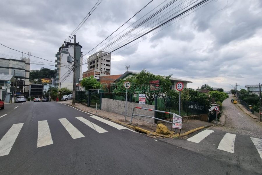 Casa com 200m², 3 dormitórios, 6 vagas, no bairro Cruzeiro em Caxias do Sul para Comprar