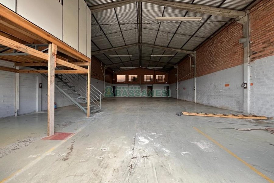 Pavilhão com 330m², no bairro Esplanada em Caxias do Sul para Alugar