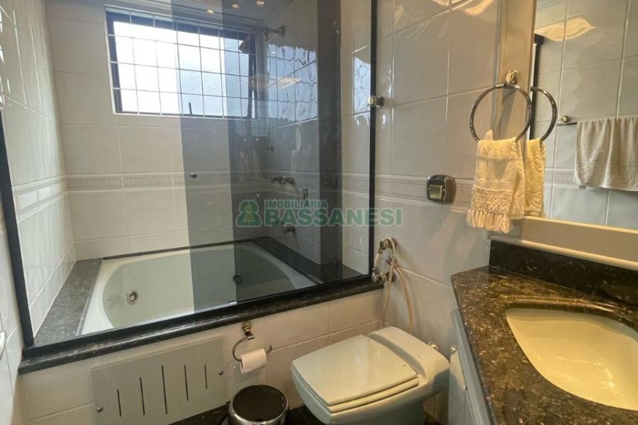 Apartamento com 144m², 3 dormitórios, 2 vagas, no bairro São Pelegrino em Caxias do Sul para Comprar