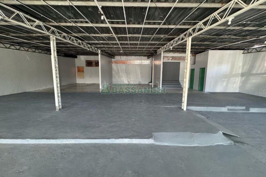 Loja com 594m², no bairro Pio X em Caxias do Sul para Alugar ou Comprar