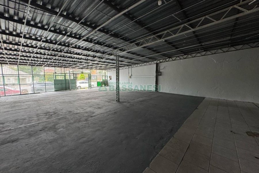 Loja com 594m², no bairro Pio X em Caxias do Sul para Alugar ou Comprar