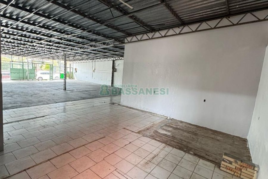 Loja com 594m², no bairro Pio X em Caxias do Sul para Alugar ou Comprar