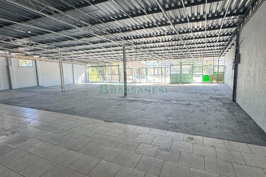 Loja com 594m², no bairro Pio X em Caxias do Sul para Alugar ou Comprar