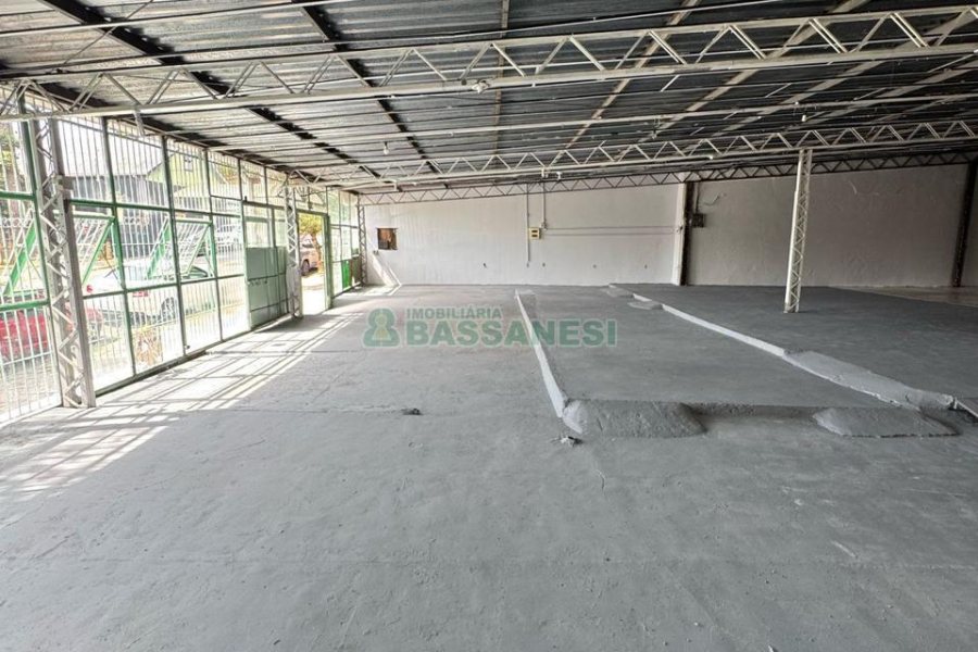 Loja com 594m², no bairro Pio X em Caxias do Sul para Alugar ou Comprar