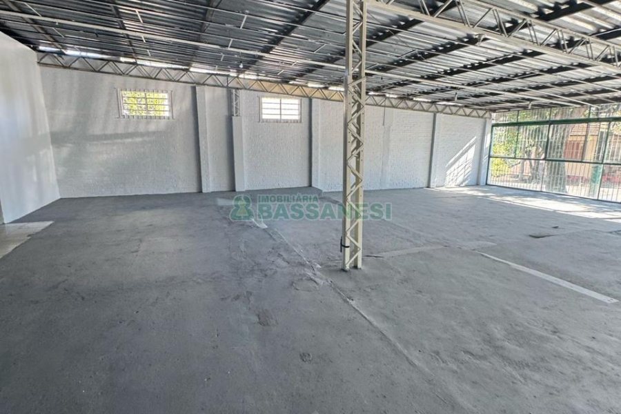 Loja com 594m², no bairro Pio X em Caxias do Sul para Alugar ou Comprar