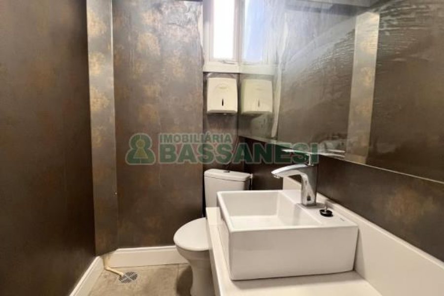 Loja com 505m², no bairro Pio X em Caxias do Sul para Alugar