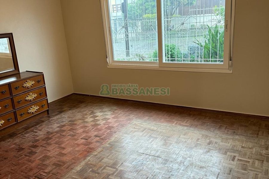 Casa com 220m², 3 dormitórios, 2 vagas, no bairro Kayser em Caxias do Sul para Comprar