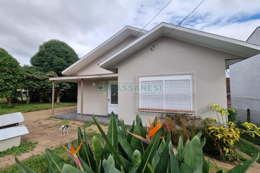 Casa com 220m², 3 dormitórios, 2 vagas, no bairro Kayser em Caxias do Sul para Comprar