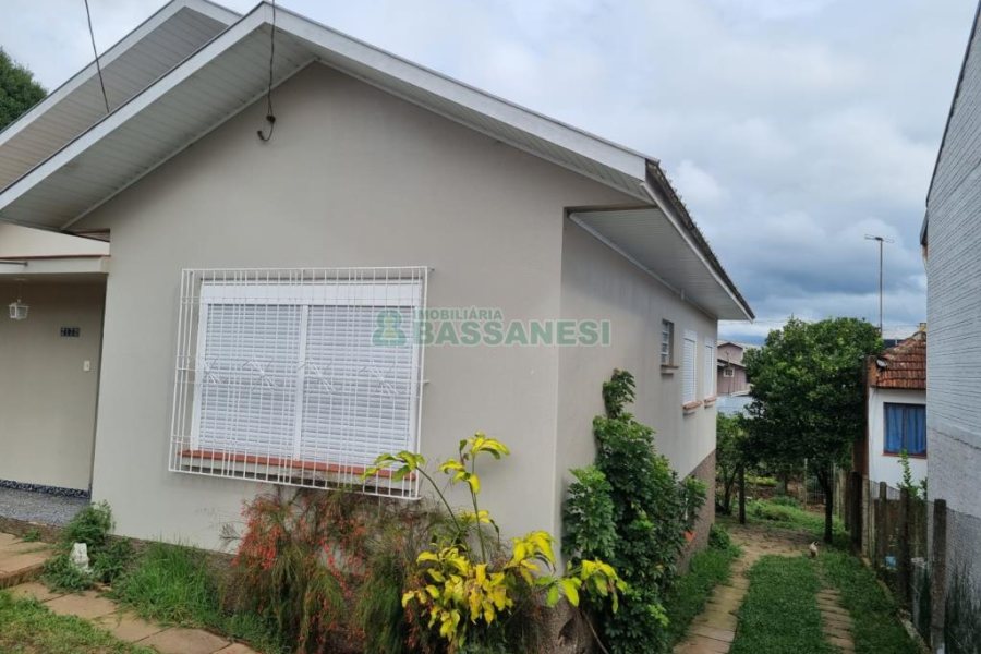Casa com 220m², 3 dormitórios, 2 vagas, no bairro Kayser em Caxias do Sul para Comprar