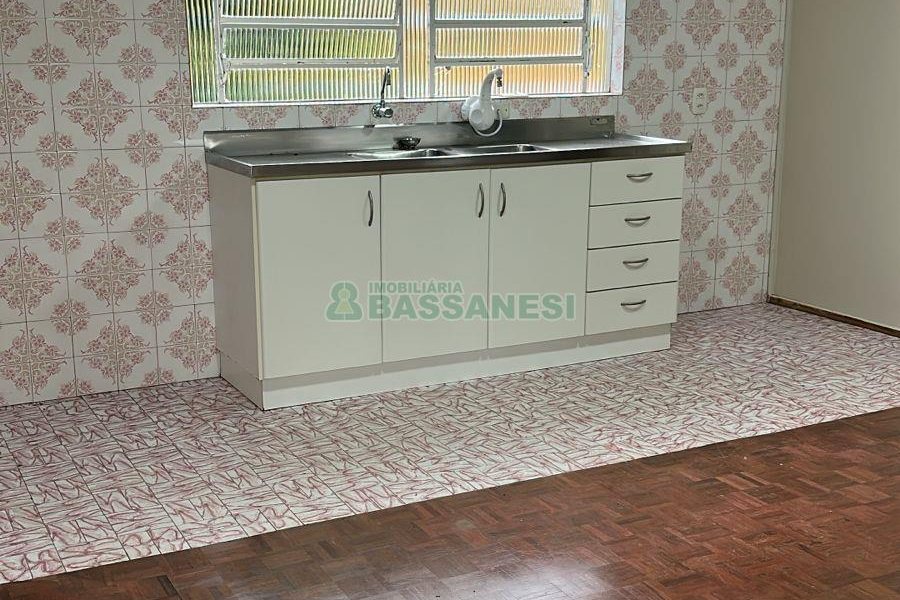Casa com 220m², 3 dormitórios, 2 vagas, no bairro Kayser em Caxias do Sul para Comprar