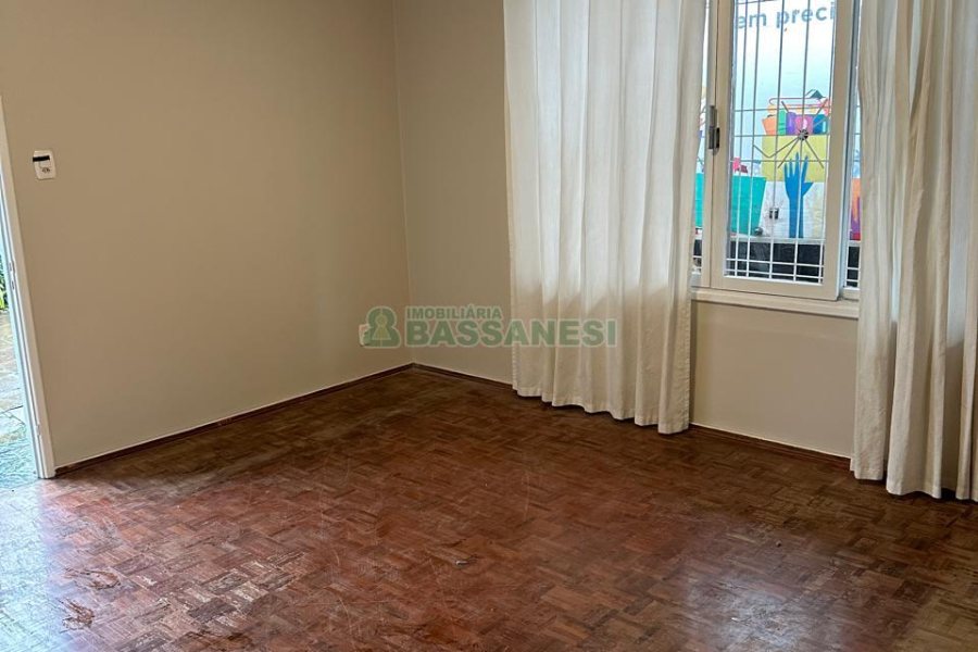 Casa com 220m², 3 dormitórios, 2 vagas, no bairro Kayser em Caxias do Sul para Comprar