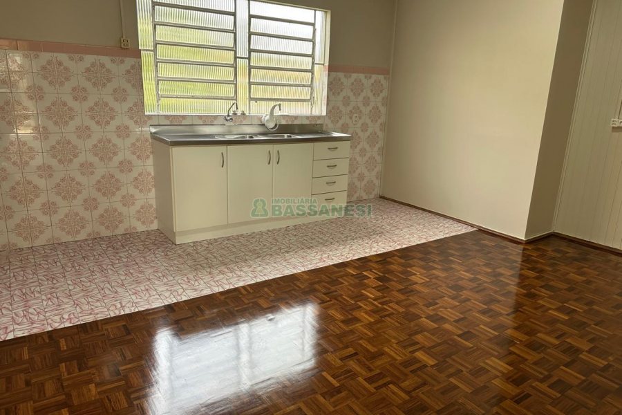 Casa com 220m², 4 dormitórios, 2 vagas, no bairro Kayser em Caxias do Sul para Comprar