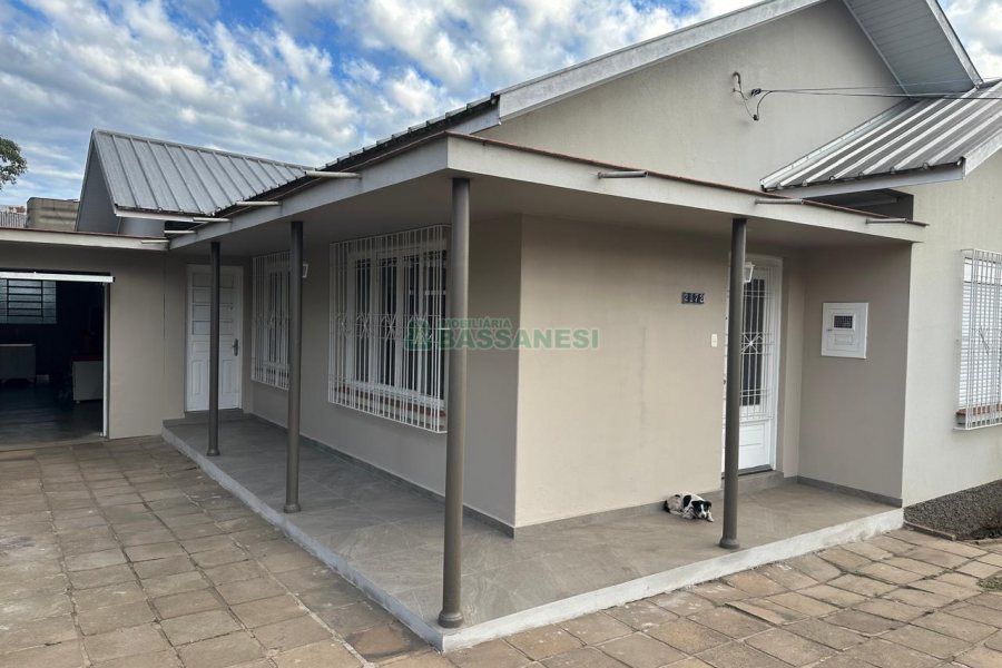 Casa com 220m², 4 dormitórios, 2 vagas, no bairro Kayser em Caxias do Sul para Comprar