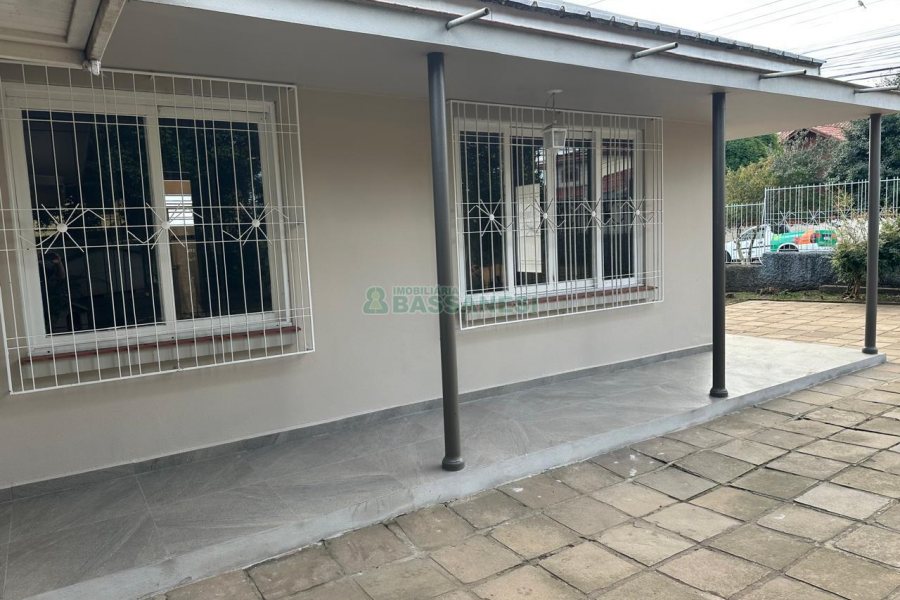 Casa com 220m², 4 dormitórios, 2 vagas, no bairro Kayser em Caxias do Sul para Comprar