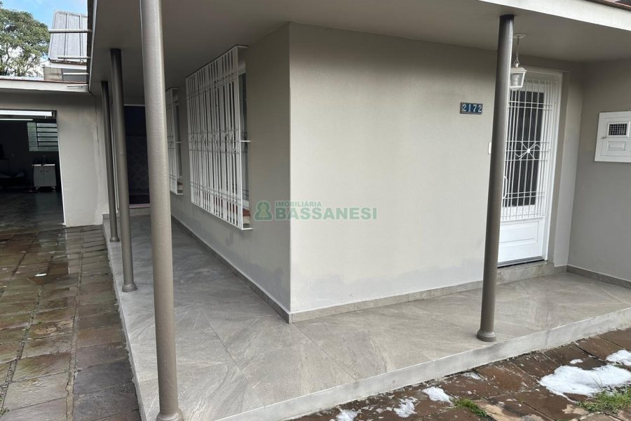 Casa com 220m², 4 dormitórios, 2 vagas, no bairro Kayser em Caxias do Sul para Comprar