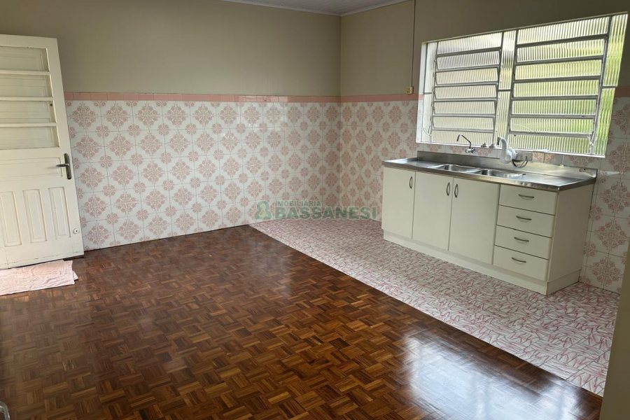 Casa com 220m², 4 dormitórios, 2 vagas, no bairro Kayser em Caxias do Sul para Comprar