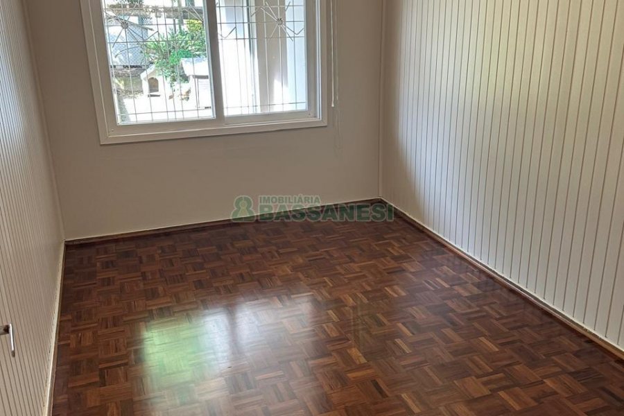 Casa com 220m², 4 dormitórios, 2 vagas, no bairro Kayser em Caxias do Sul para Comprar