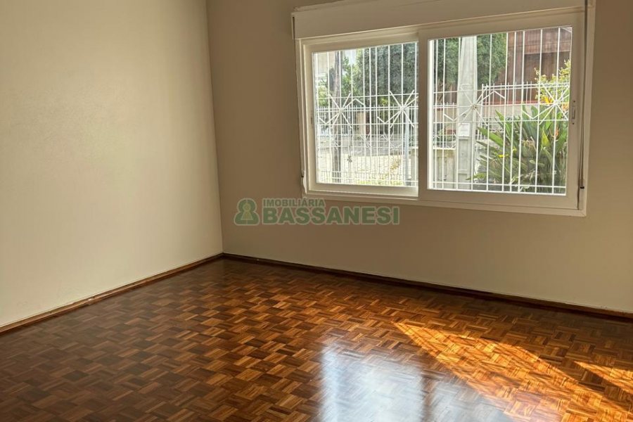 Casa com 220m², 4 dormitórios, 2 vagas, no bairro Kayser em Caxias do Sul para Comprar