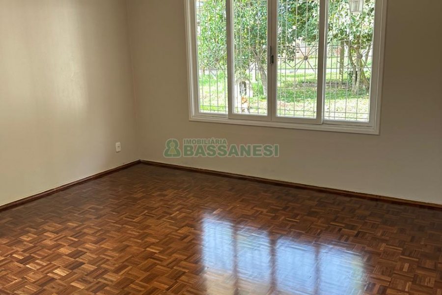 Casa com 220m², 4 dormitórios, 2 vagas, no bairro Kayser em Caxias do Sul para Comprar