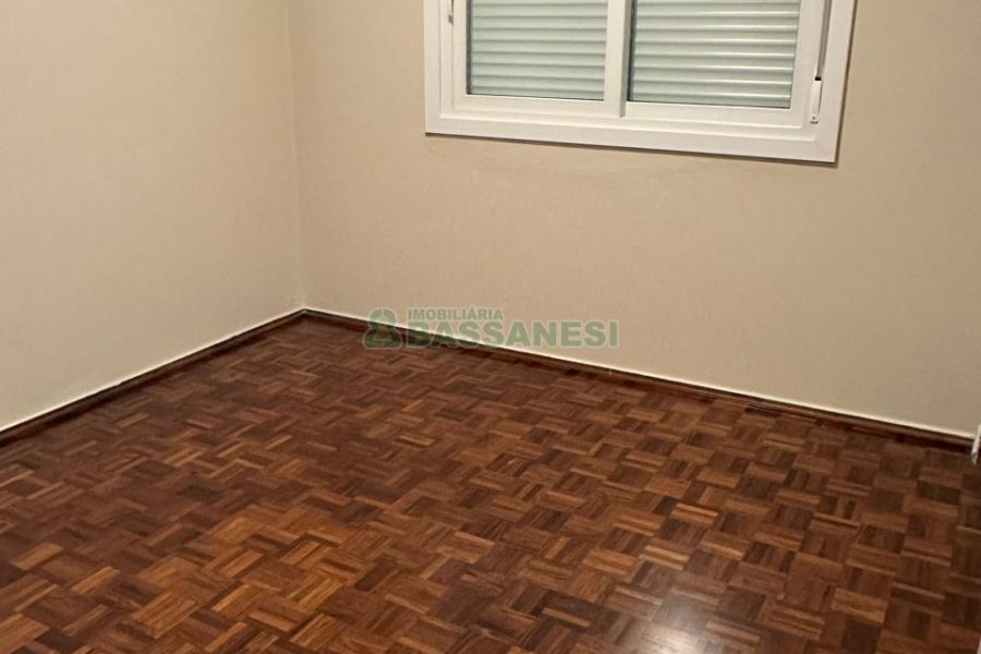 Casa com 220m², 4 dormitórios, 2 vagas, no bairro Kayser em Caxias do Sul para Comprar
