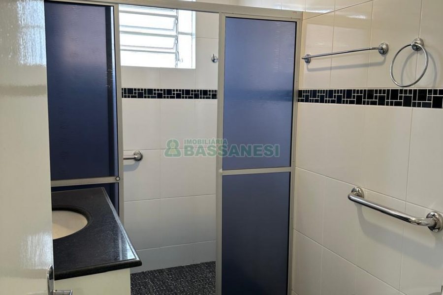 Casa com 220m², 4 dormitórios, 2 vagas, no bairro Kayser em Caxias do Sul para Comprar