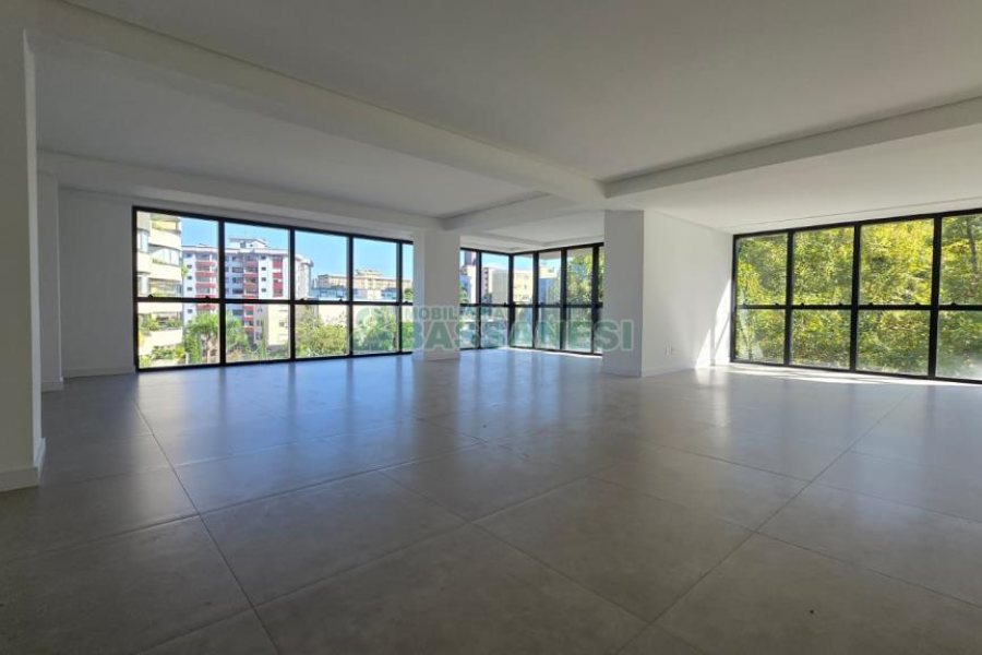 Sala com 89m², 1 vaga, no bairro Exposição em Caxias do Sul para Comprar