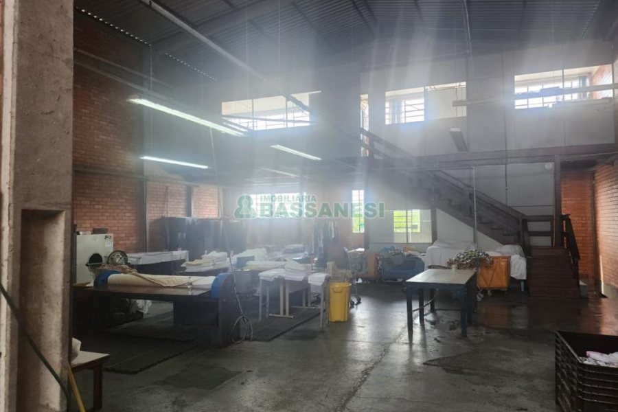 Pavilhão com 688m², no bairro Esplanada em Caxias do Sul para Alugar ou Comprar