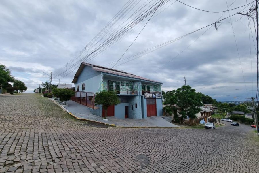 Casa com 255m², 4 dormitórios, 4 vagas, no bairro Diamantino em Caxias do Sul para Comprar