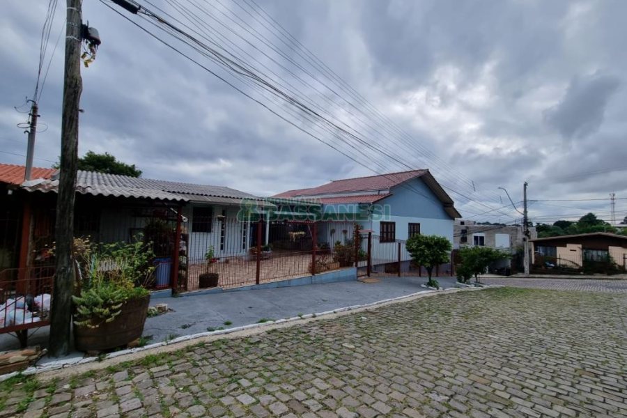 Casa com 255m², 4 dormitórios, 4 vagas, no bairro Diamantino em Caxias do Sul para Comprar