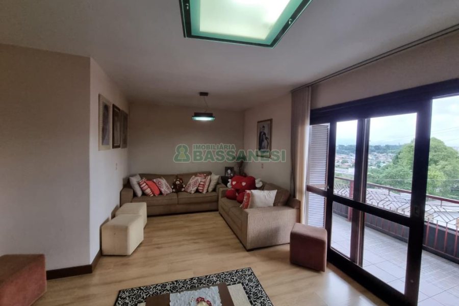 Casa com 255m², 4 dormitórios, 4 vagas, no bairro Diamantino em Caxias do Sul para Comprar