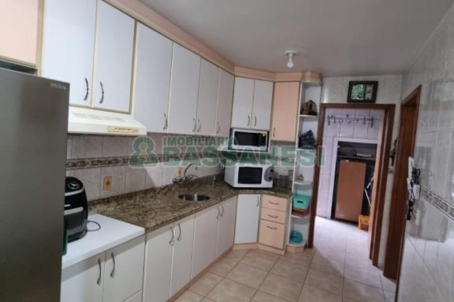 Casa com 255m², 4 dormitórios, 4 vagas, no bairro Diamantino em Caxias do Sul para Comprar