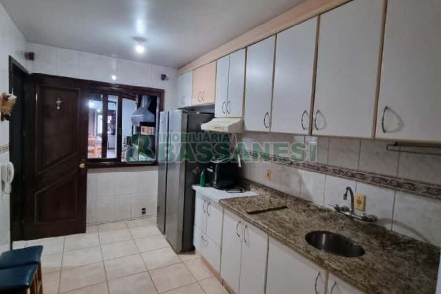 Casa com 255m², 4 dormitórios, 4 vagas, no bairro Diamantino em Caxias do Sul para Comprar