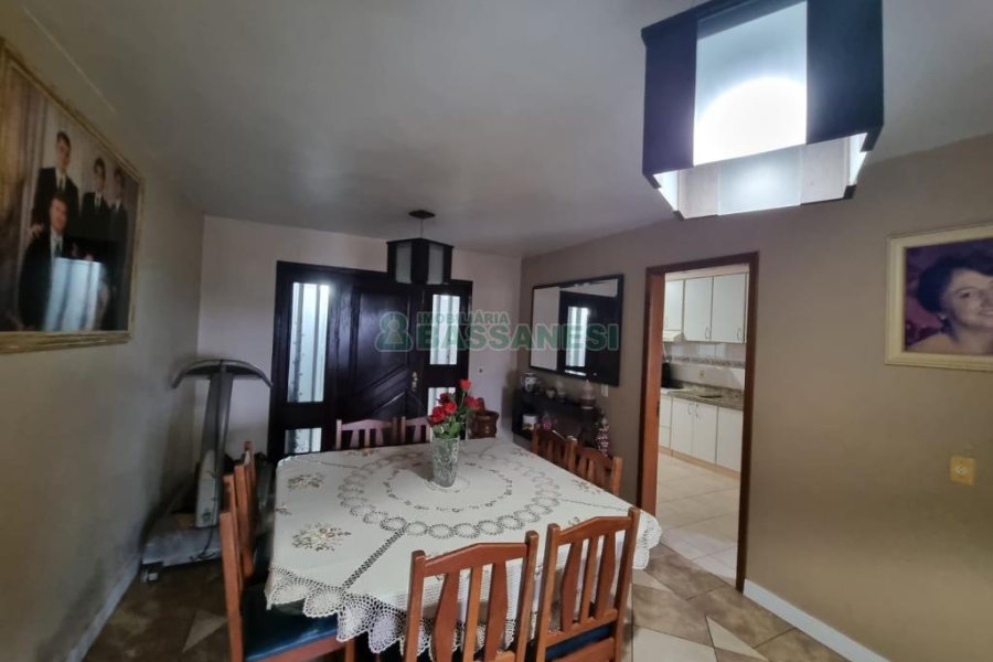 Casa com 255m², 4 dormitórios, 4 vagas, no bairro Diamantino em Caxias do Sul para Comprar