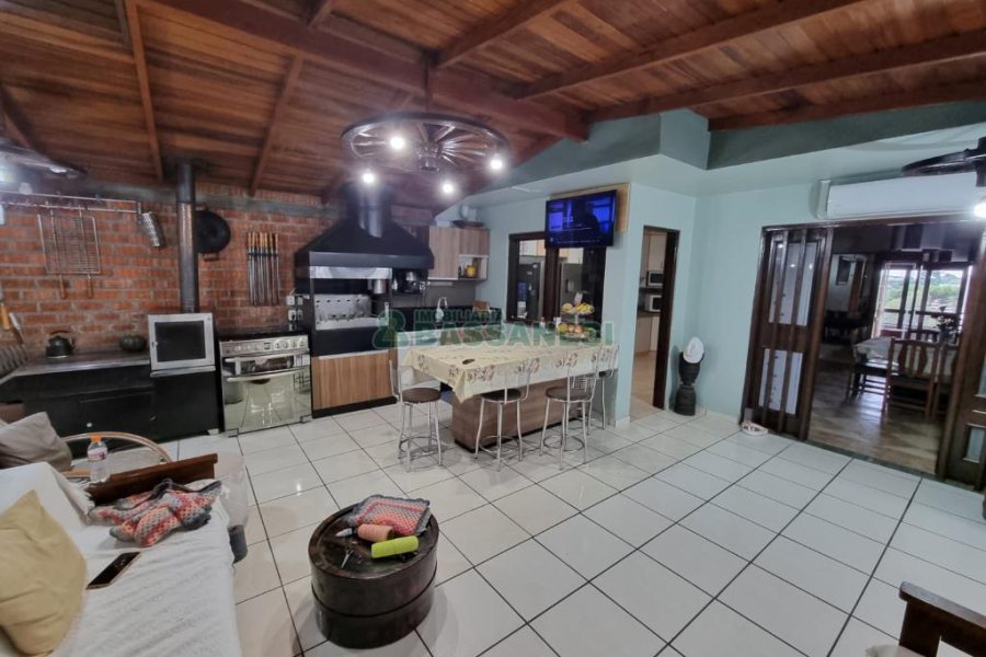Casa com 255m², 4 dormitórios, 4 vagas, no bairro Diamantino em Caxias do Sul para Comprar