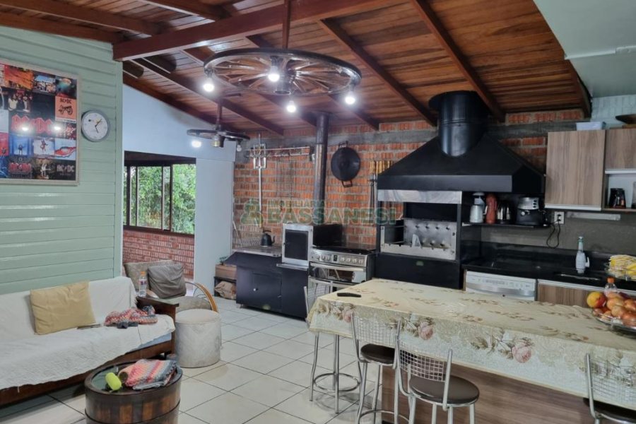 Casa com 255m², 4 dormitórios, 4 vagas, no bairro Diamantino em Caxias do Sul para Comprar