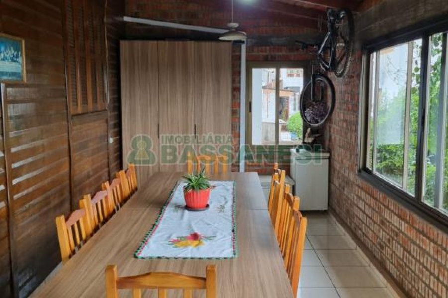 Casa com 255m², 4 dormitórios, 4 vagas, no bairro Diamantino em Caxias do Sul para Comprar