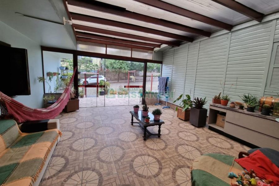 Casa com 255m², 4 dormitórios, 4 vagas, no bairro Diamantino em Caxias do Sul para Comprar